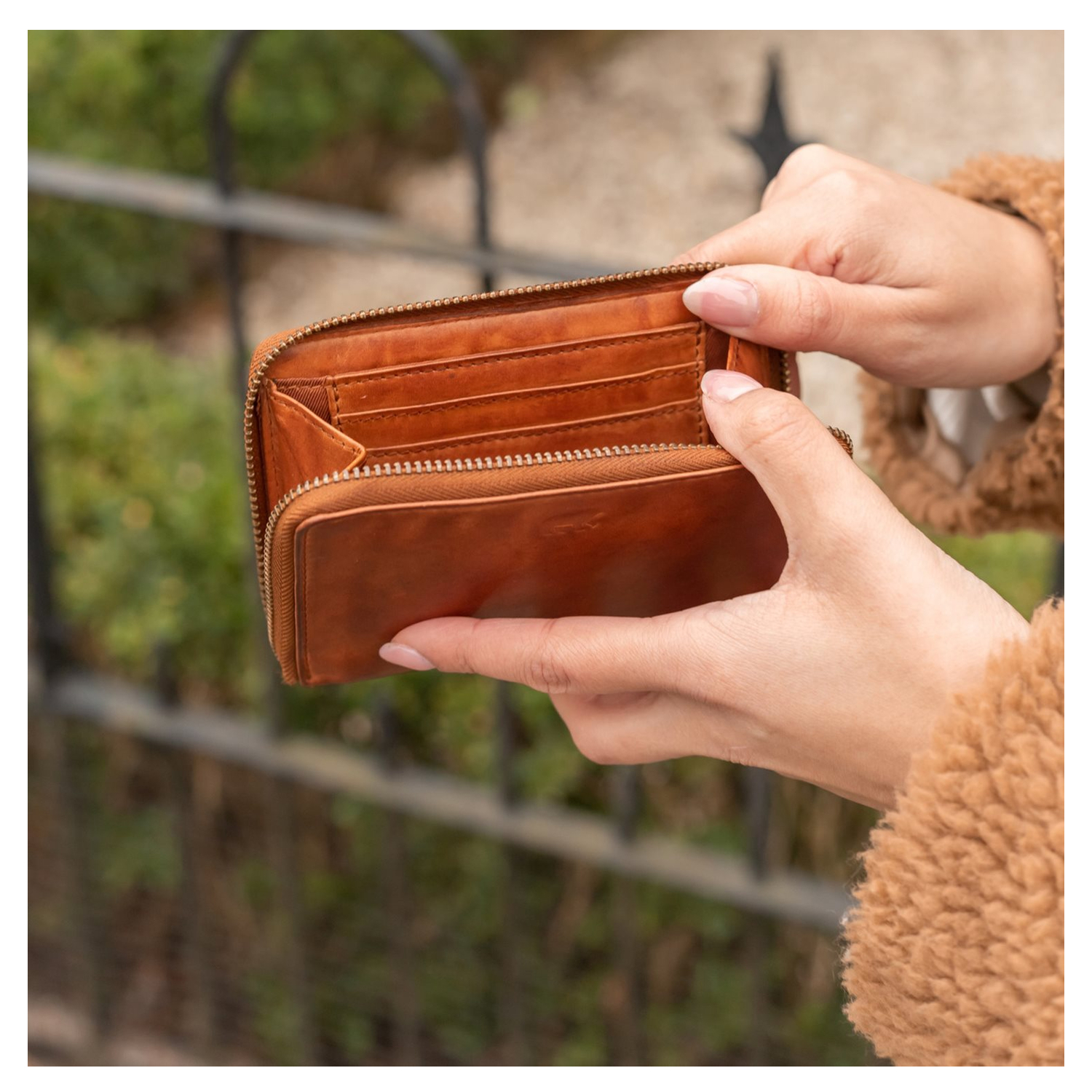 cl18367-cognac_3